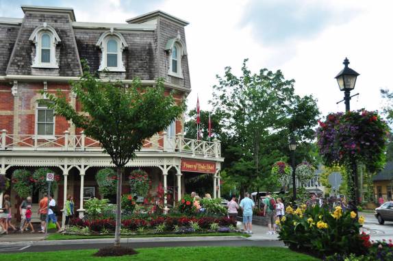 Turistas caminham pela charmosa Niagara-on-the-Lake, no Canadá